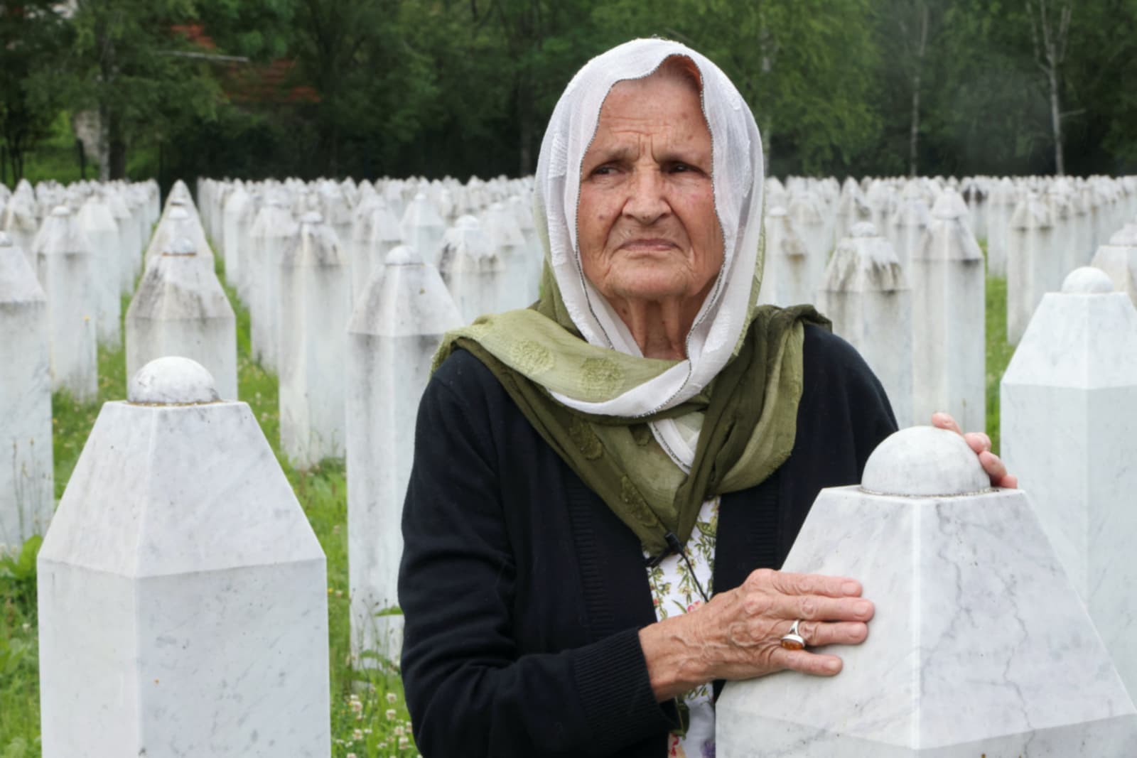 Potresno svjedočenje Kade Hotić u Potočarima: Prevareni smo i izdani, na tacni su nas servirali Mladićevim krvolocima - slika 1
