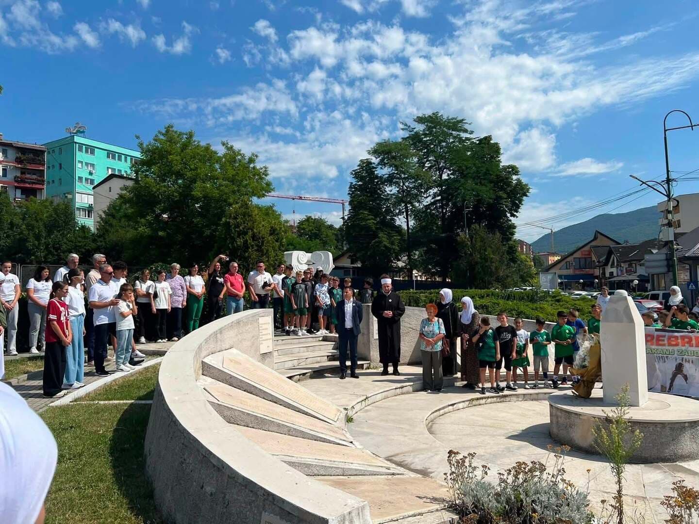 Mirna šetnja i polaganje cvijeća: Kakanj dostojanstveno odao počast žrtvama genocida u Srebrenici - slika 1