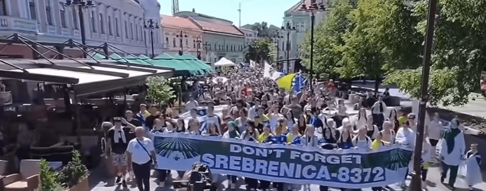 Brčko dostojanstveno odalo počast žrtvama: Memorijalna šetnja u tišini za 8.372 ubijena Bošnjaka - slika 1