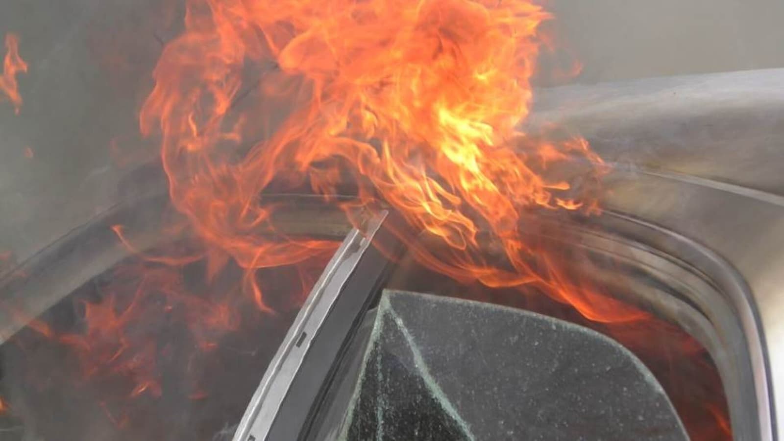 Požar u auto-servisu u Zagrebu: Uništeno deset automobila - slika 1