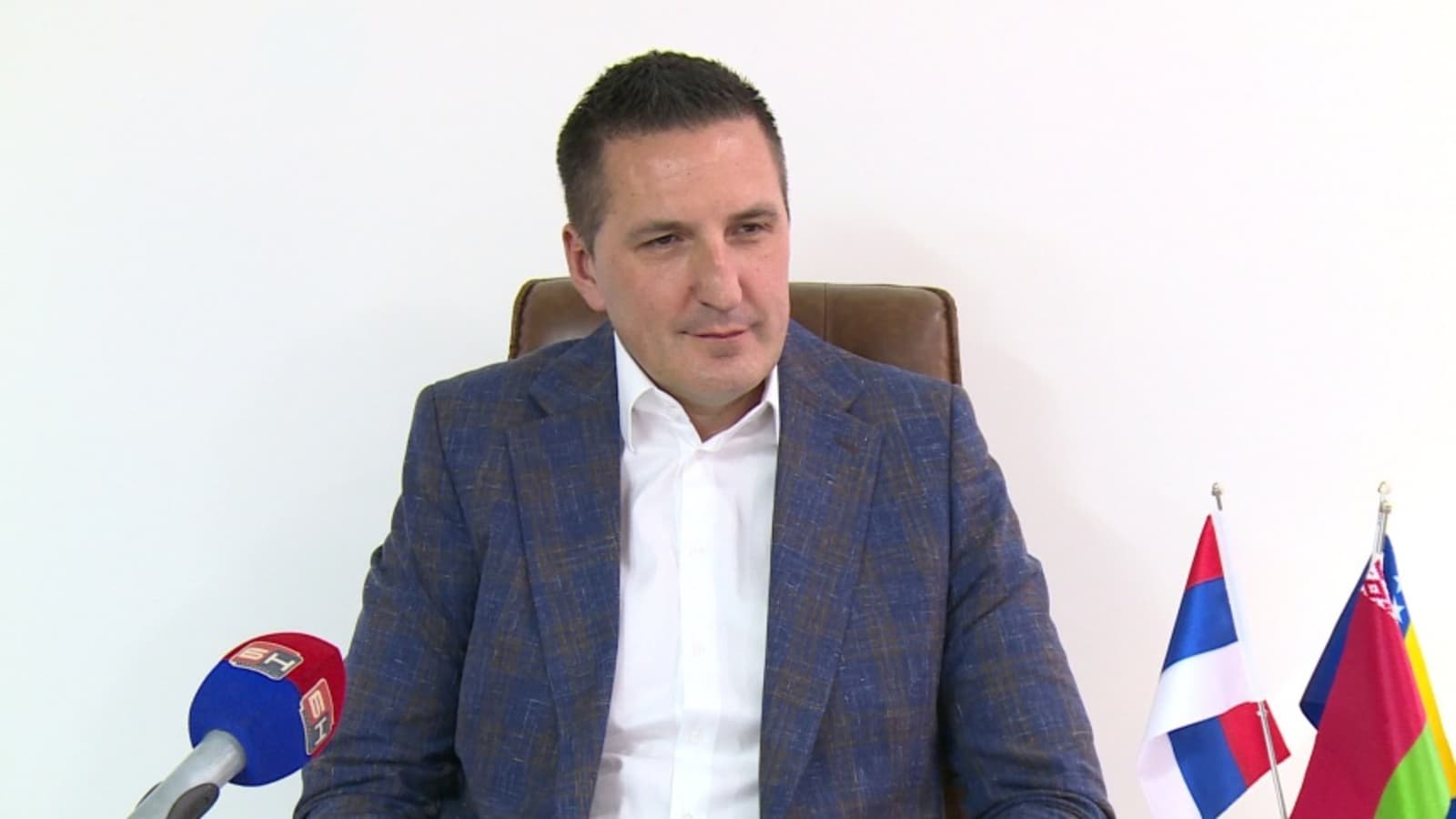 Elek na radnom mjestu. Čeka papire - slika 1