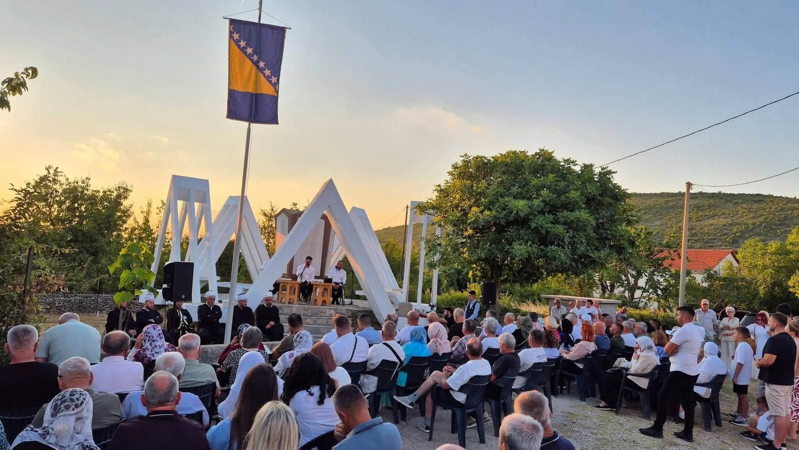 Brojni građani odali počast šehidima i civilnim žrtvama Orašlja i Rotimlje - slika 1