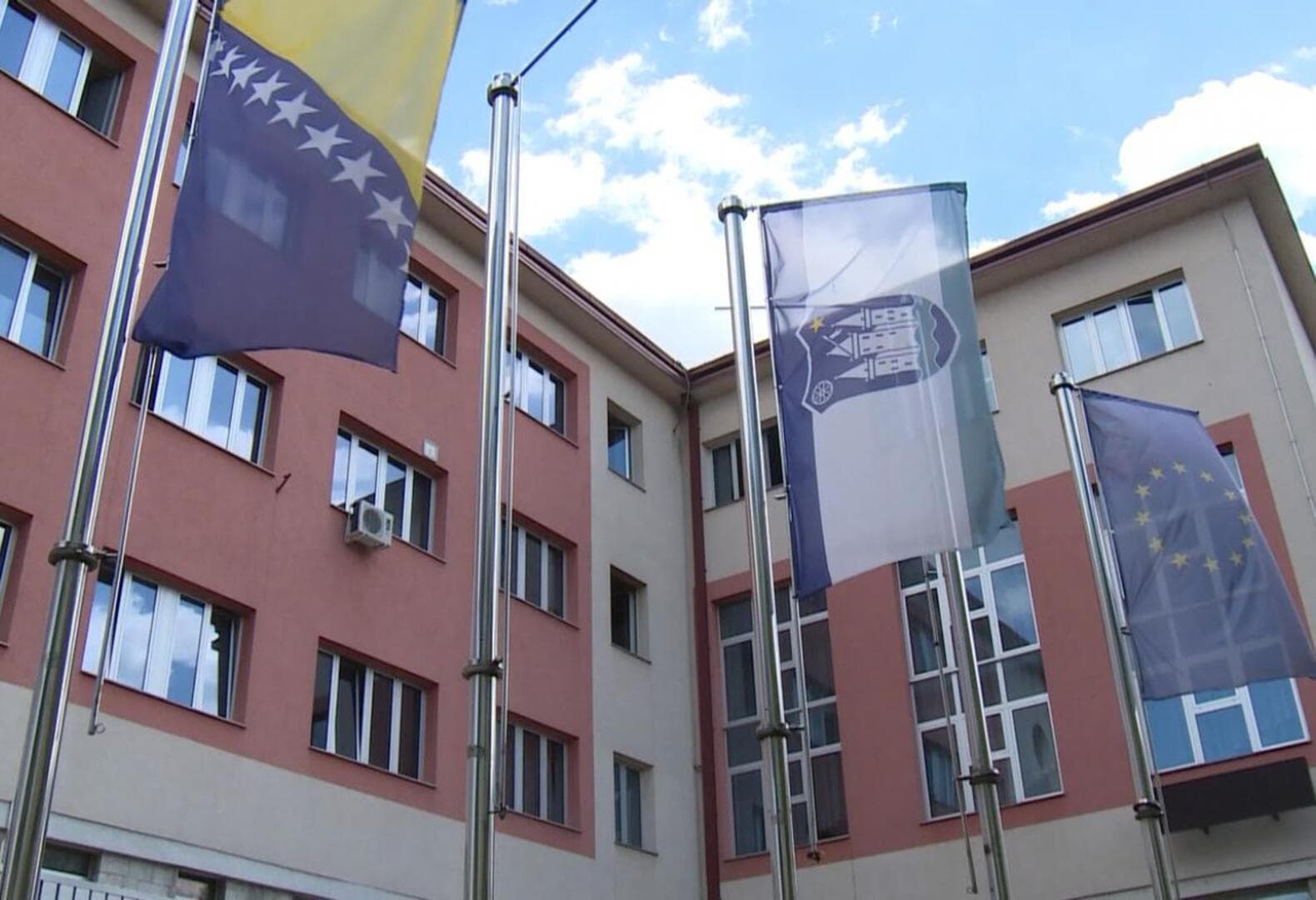 Bihać prvi reagovao nakon objave registra plata: Direktorima javnih ustanova i preduzeća ukinuta mogućnost automatskog rasta primanja - slika 1