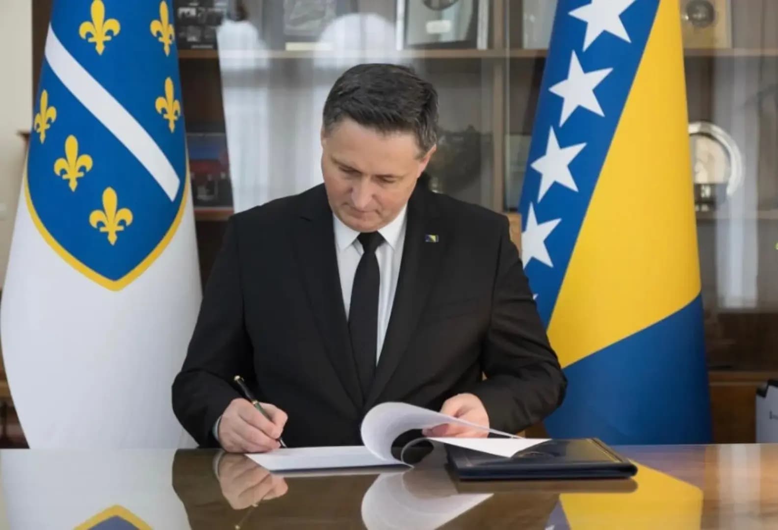 Ne prljaj zastavu, pobjeguljo! - slika 1