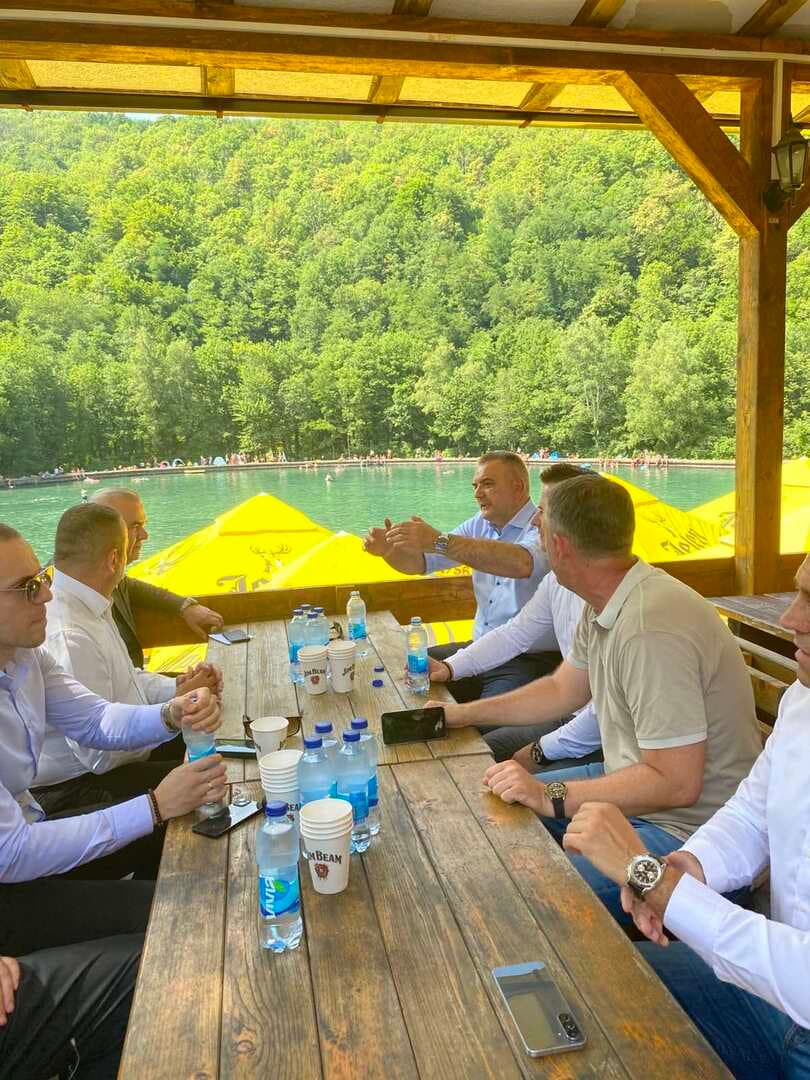 Premijer Savo Minić obilazi fočanske kafane - slika 1