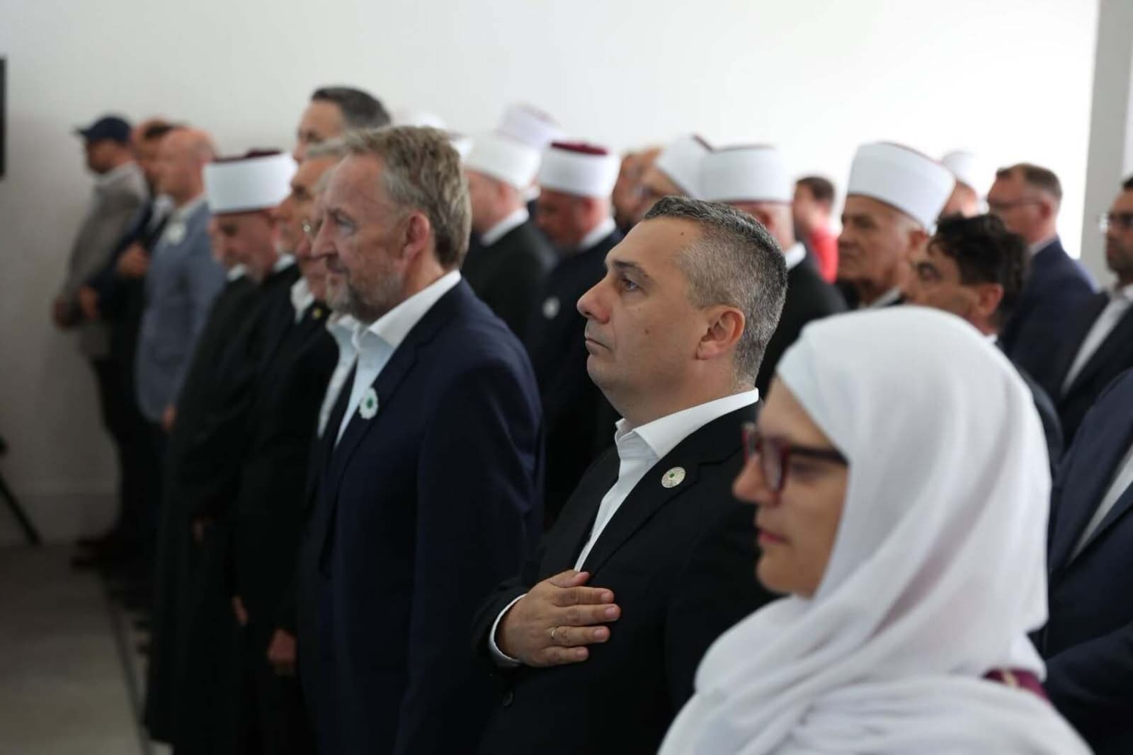 Izetbegović prisustvovao kolektivnoj dženazi u Kamičanima: „Trajna je obaveza čuvati istinu o zločinima u Prijedoru“ - slika 1