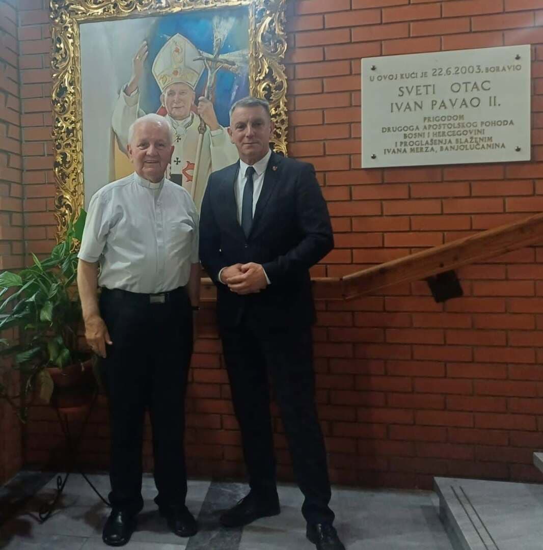 Previšić posjetio biskupa u miru Komaricu: Šutnja i kalkulacije dovele do egzodusa Hrvata iz Rs - slika 1