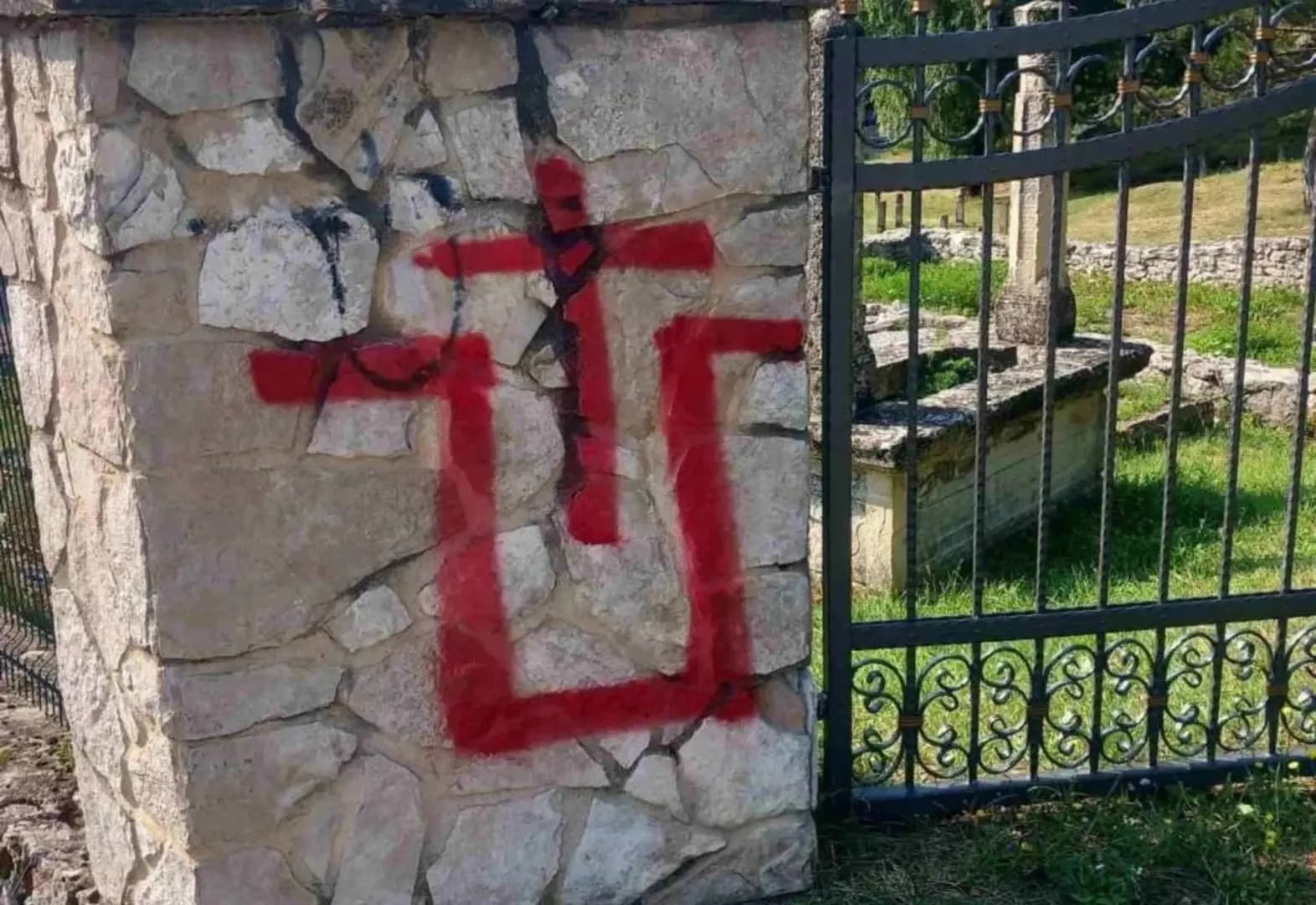 Ustaškim simbolima oskrnavljeno mezarje u Livnu - slika 1