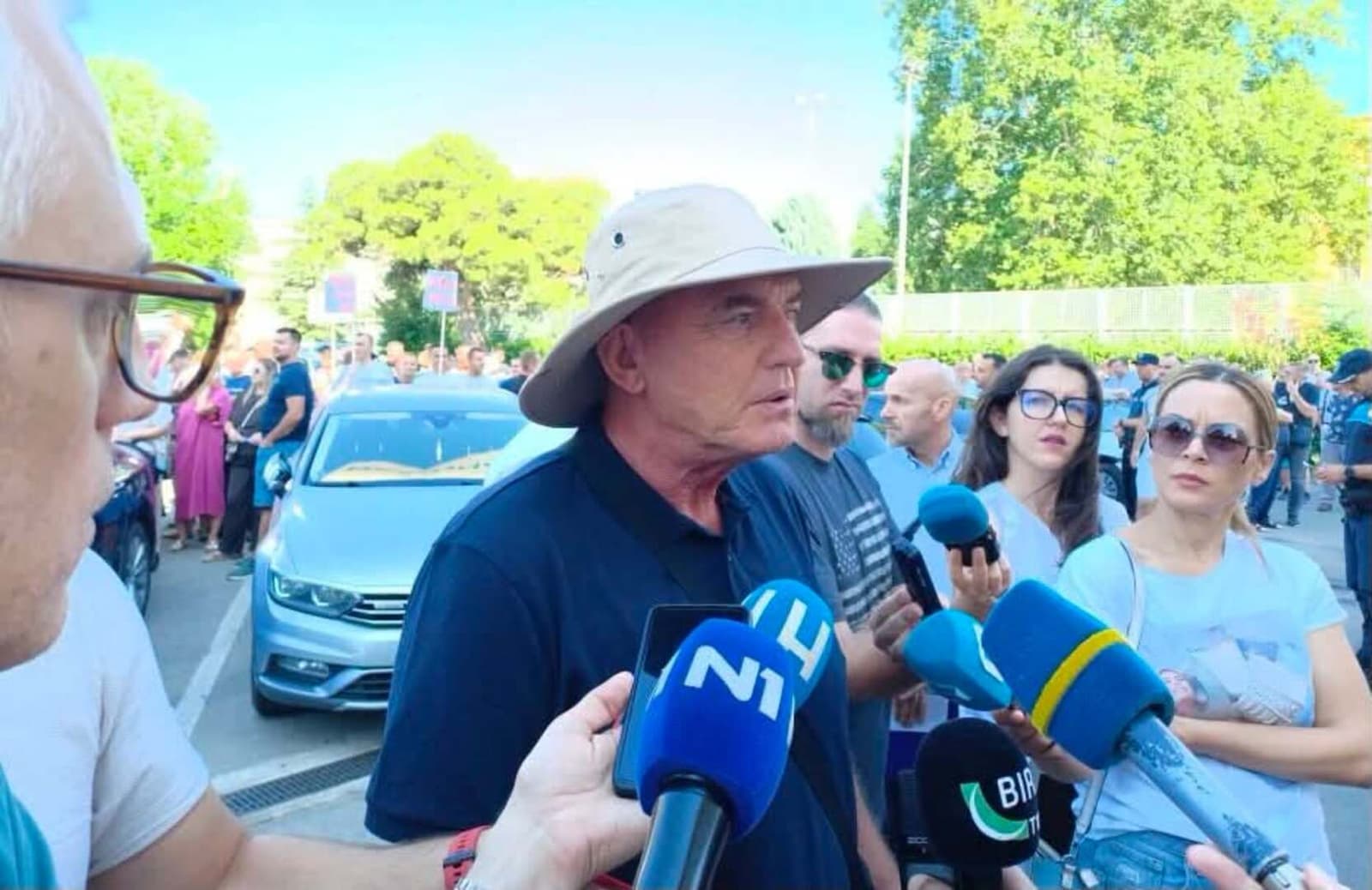 Protest radnika ispred Vijećnice: Traže odgovore zbog otkaza u mostarskom Komunalnom - slika 1