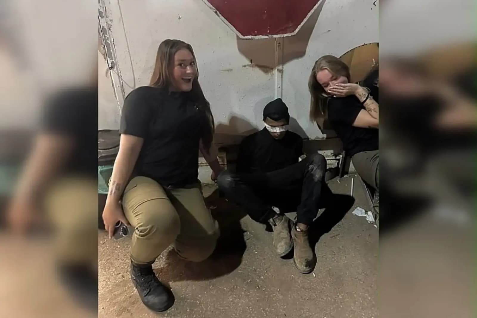 Izraelske vojnikinje pozirale i smijale se pored zavezanog Palestinca - slika 1