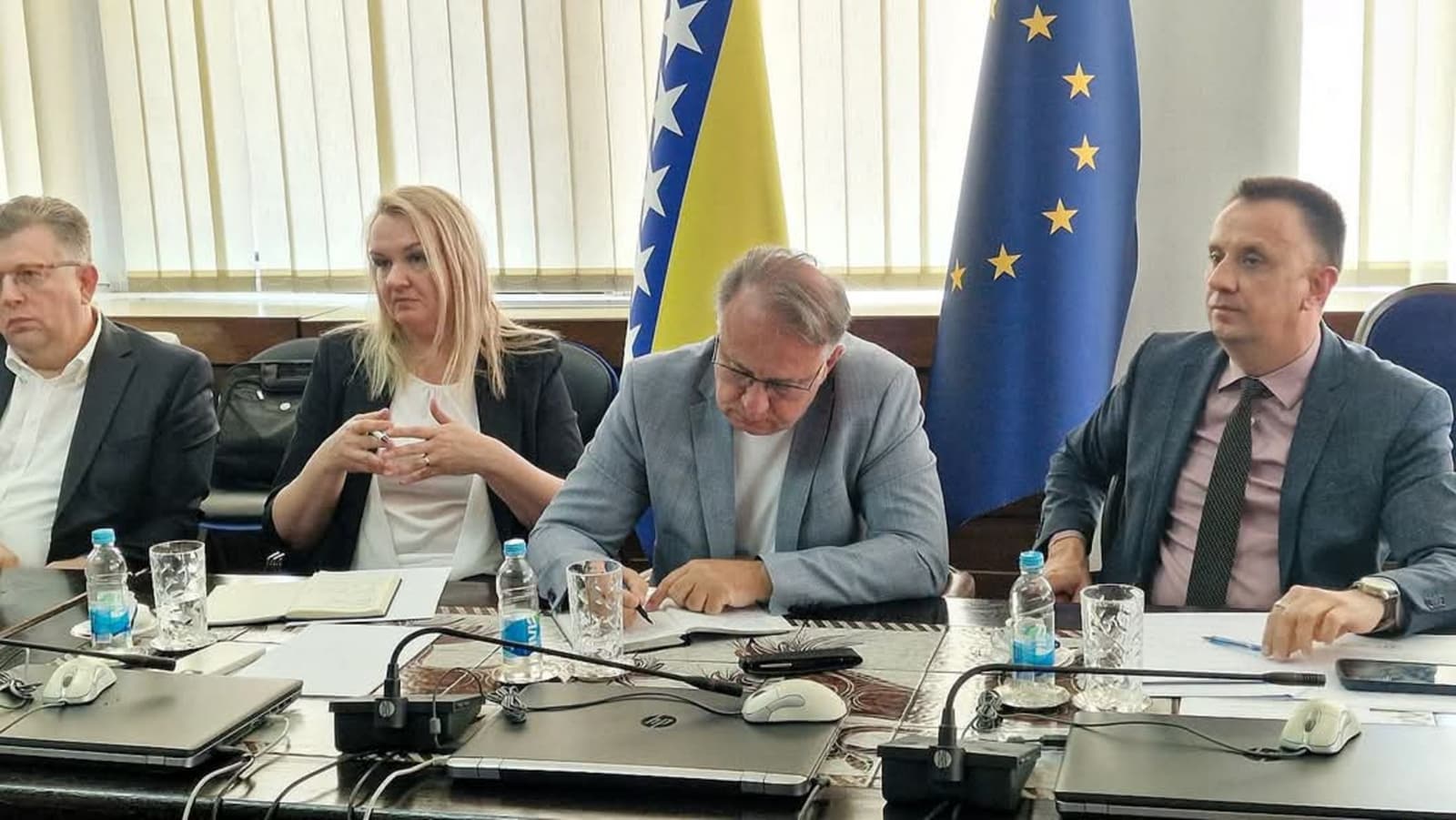 Održan sastanak predstavnika Vlade Federacije BiH, Sindikata i većinskih vlasnika Nove Željezare, nastavak razgovora sutra - slika 1