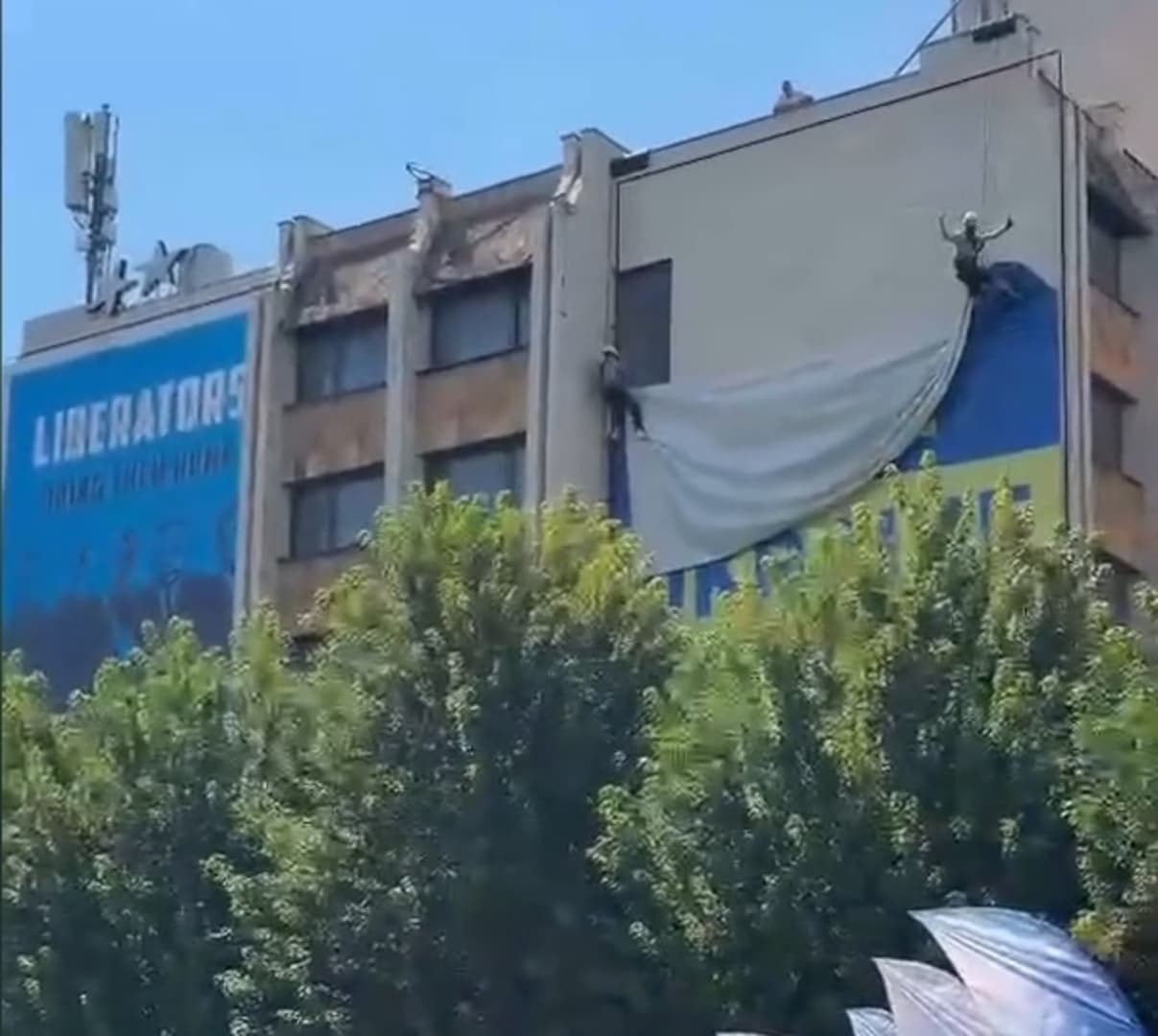 Zelenski duboko razočarao Kosovare: Uklanjaju ogromnu zastavu Ukrajine iz centra Prištine koja je tu od 2022. godine - slika 1