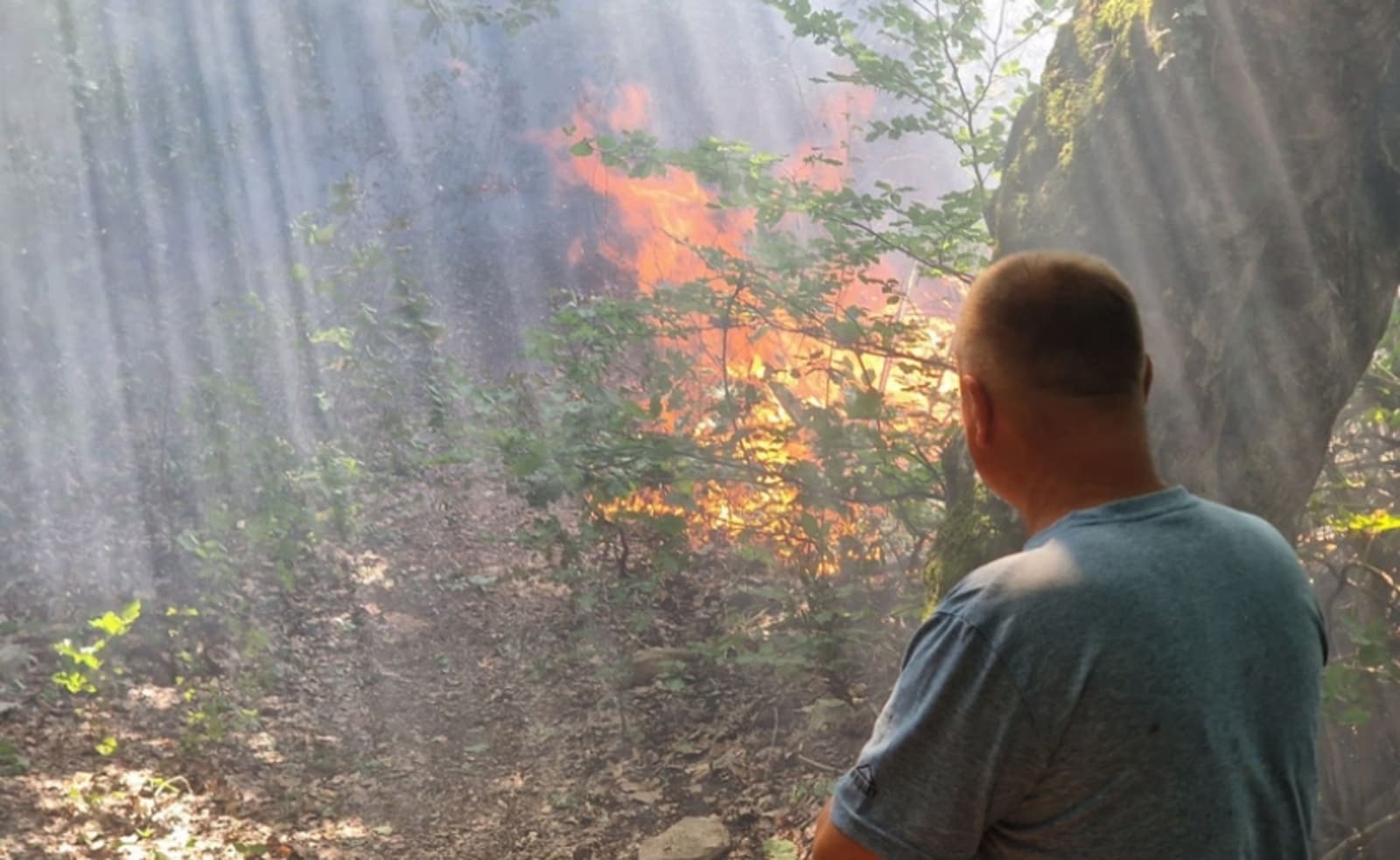 Konjic gori danima: Vatrogascima ponestaje vode, mještanima presušili i privatni rezervoari - slika 1