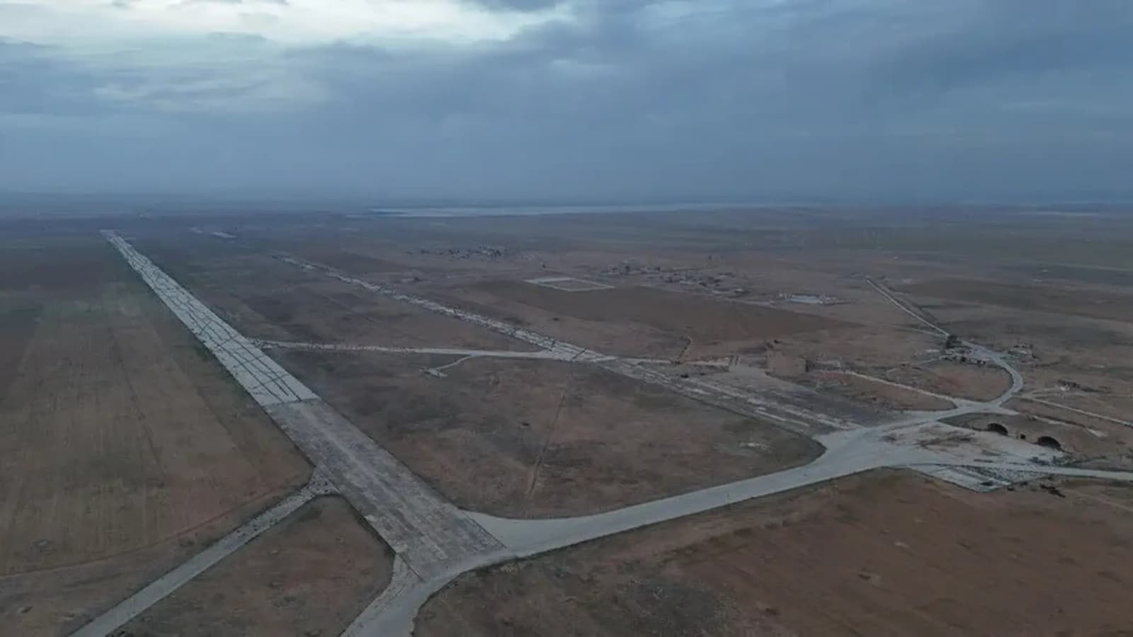 Izrael izveo četiri zračna napada na vojni aerodrom u Siriji - slika 1