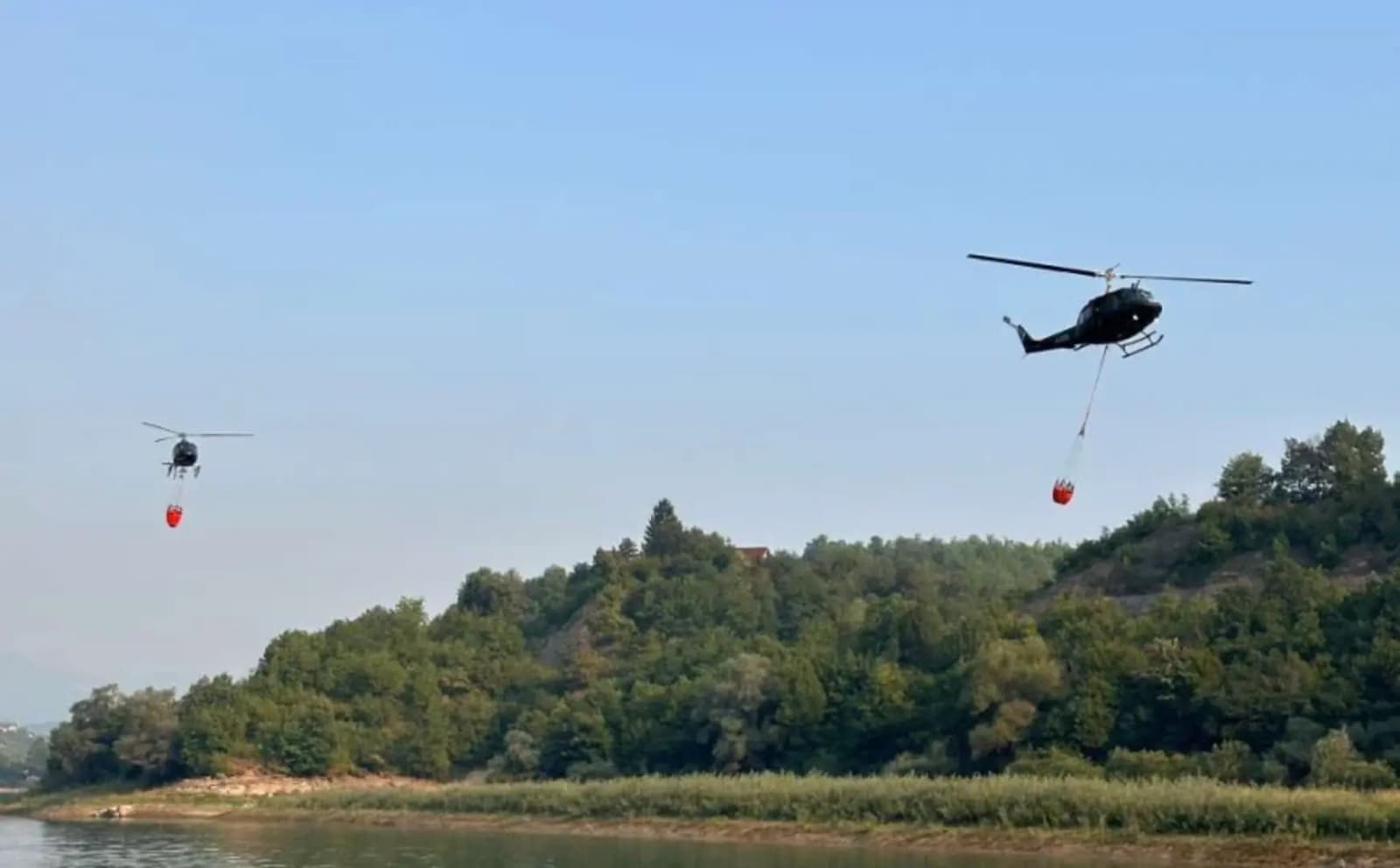Helikopter OS BiH jutros iznad Bosanskog Grahova, požar se i dalje širi - slika 1