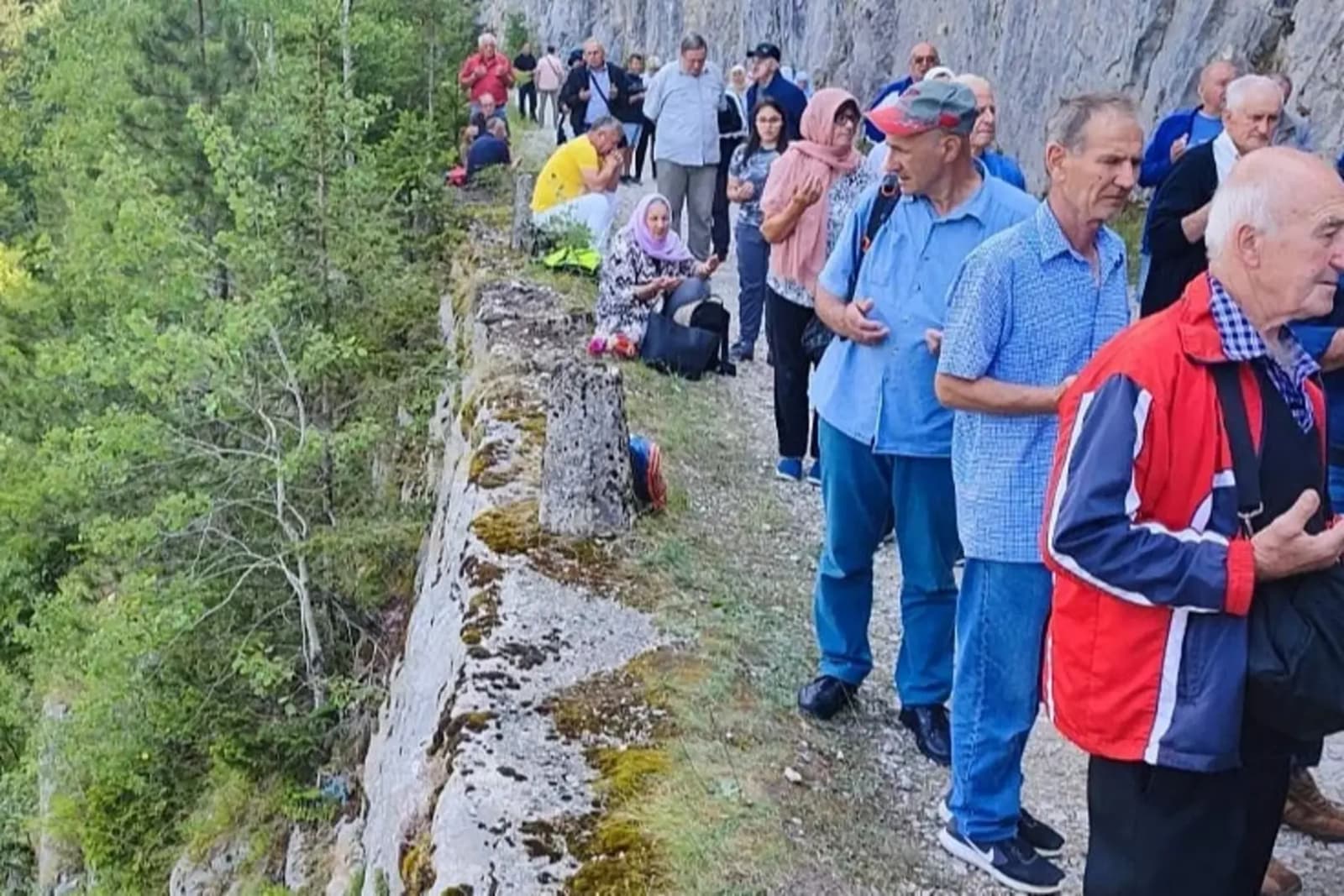 Godišnjica zločina na Korićanskim stijenama: Na svirep način pripadnici MUP-a RS-a su ubili 224 Bošnjaka i Hrvata - slika 1