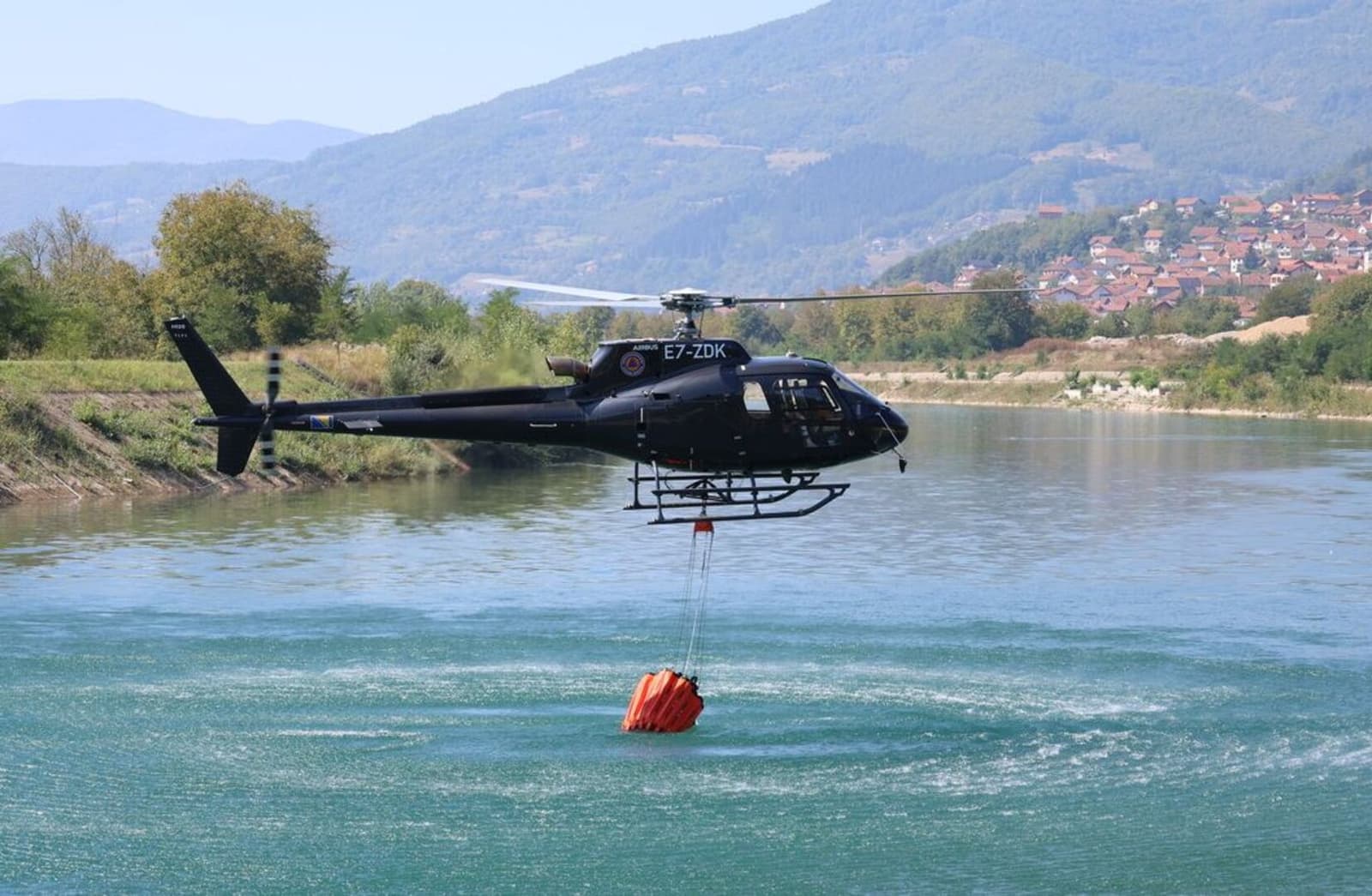 Helikopter KUCZ ZDK kod Goražda izbacio 11 vedara vode na požarište Vranovine - slika 1