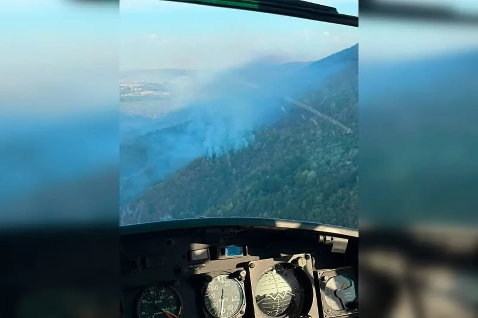 OS BiH na terenu: Helikopter gasi požar u Cazinu, vojska angažovana i u Nevesinju - slika 1
