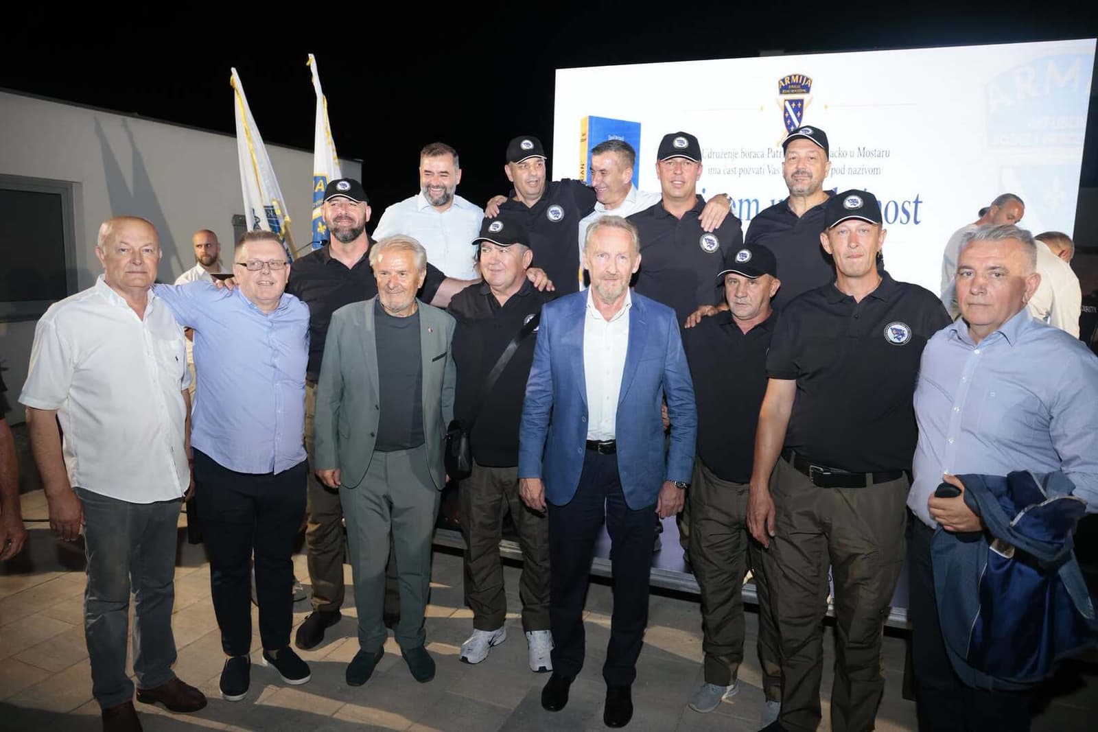 Izetbegović s borcima bataljona "Šargan" - slika 1