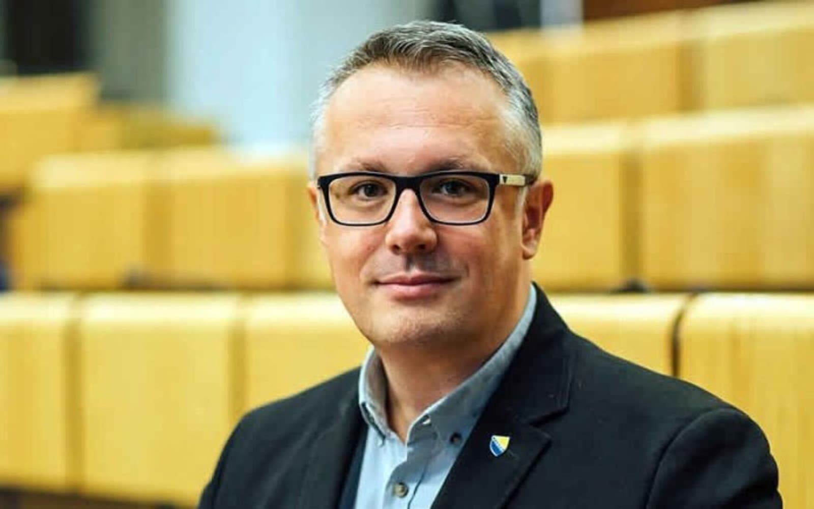 Kajan prozvao Grad Mostar zbog poderanih zastava BiH: „Ko je odgovoran i kada će konačno reagovati?“ - slika 1