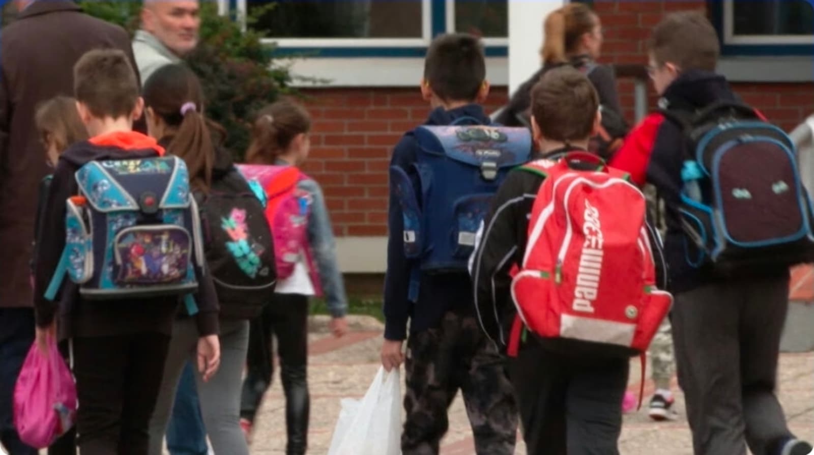 Roditelji, izvagajte školsku torbu: Zavod upozorio da se loše držanje kod djece vidi već u 2. razredu - slika 1