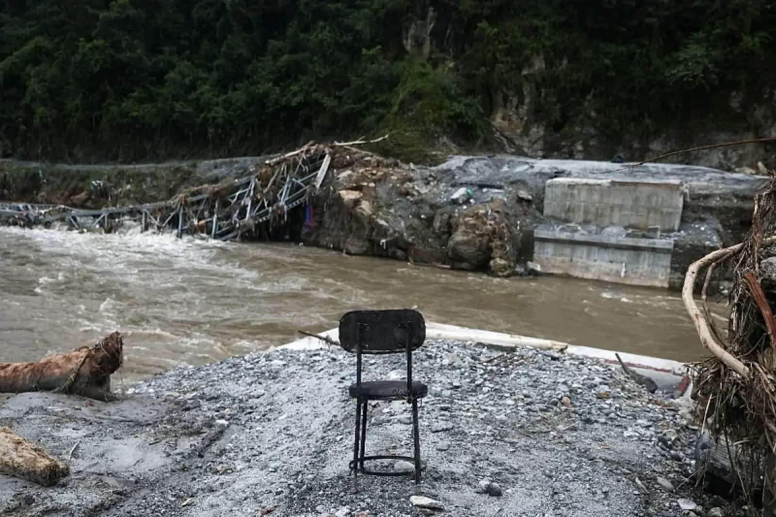 Među nestalima u stravičnim poplavama u Nepalu i državljanka Srbije Enisa Leković - slika 1
