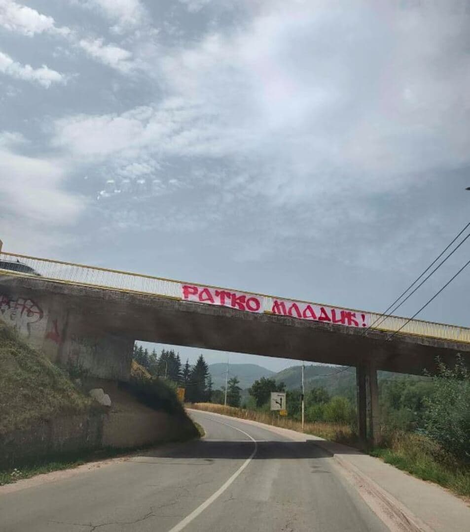Sramotan prizor: Na nadvožnjaku kod Pala istaknuto ime zločinca Mladića - slika 1