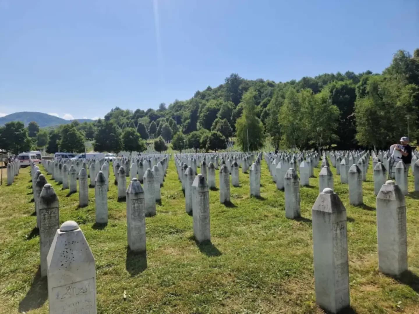 „Ne vraćajte nas u retoriku devedesetih, veličanje ratnih zločinaca mora prestati“ - slika 1