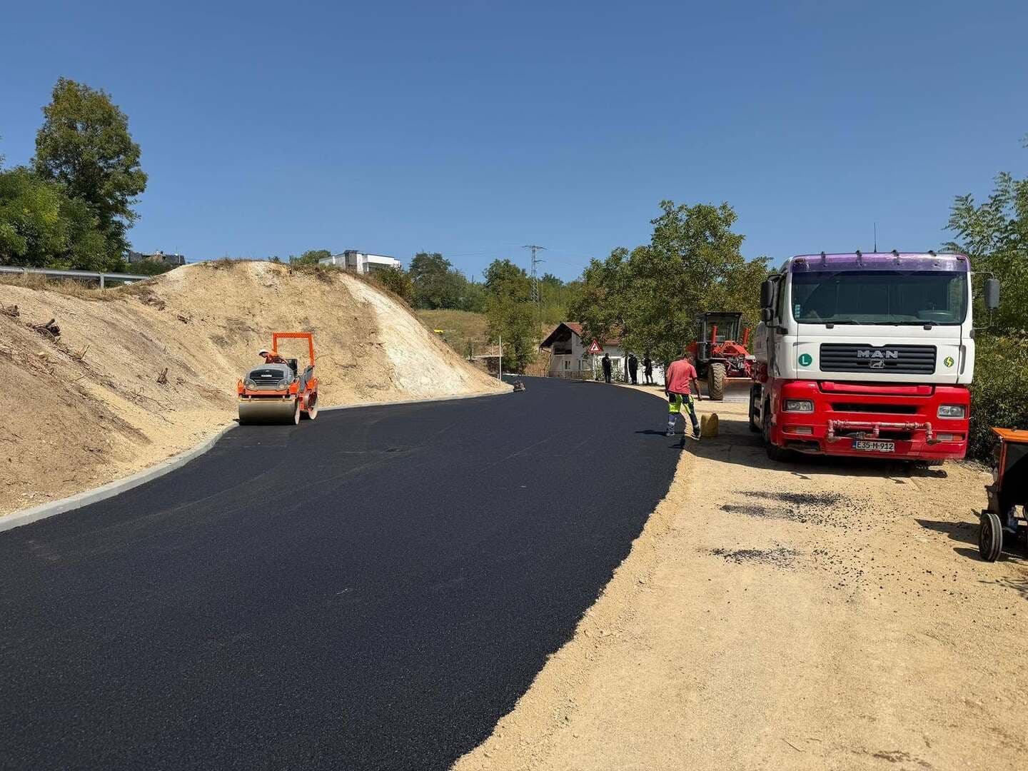 Uređena cesta prema Starom gradu Ostrožac nakon višegodišnjeg propadanja - slika 1