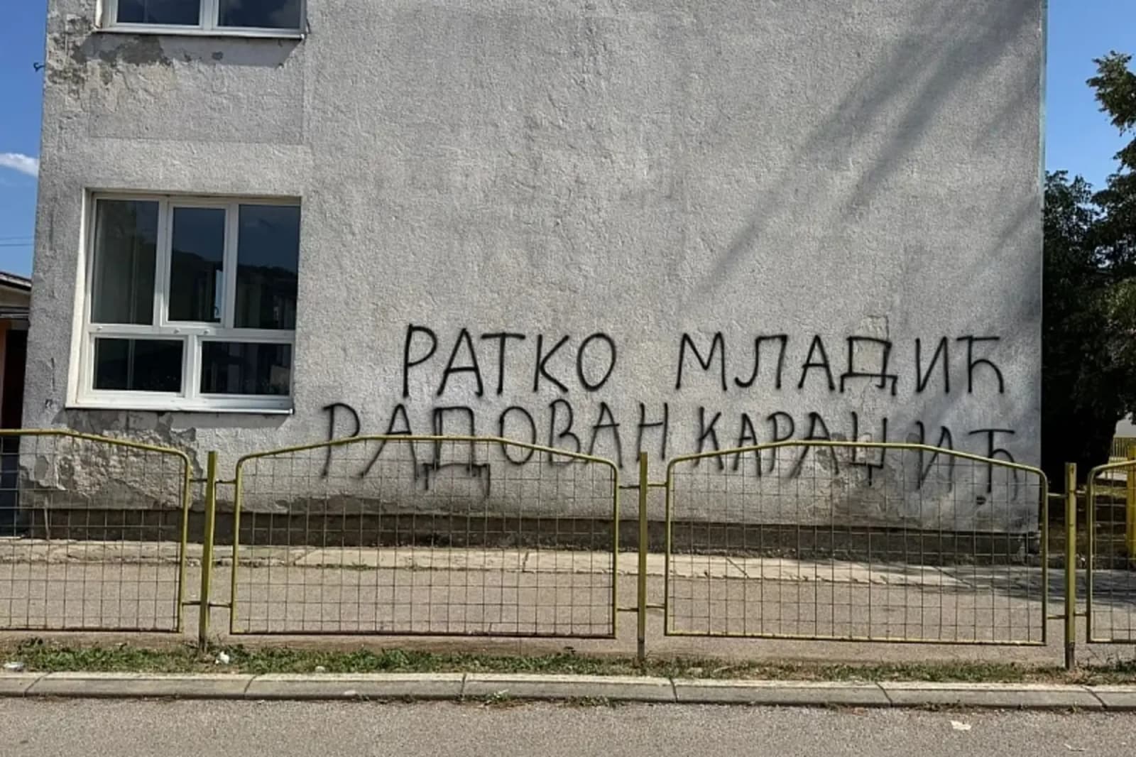 Prvi je dan škole, a na školskom zidu u Bratuncu i dalje stoji ime Ratka Mladića: Tokom rata tu je bio logor za Bošnjake - slika 1