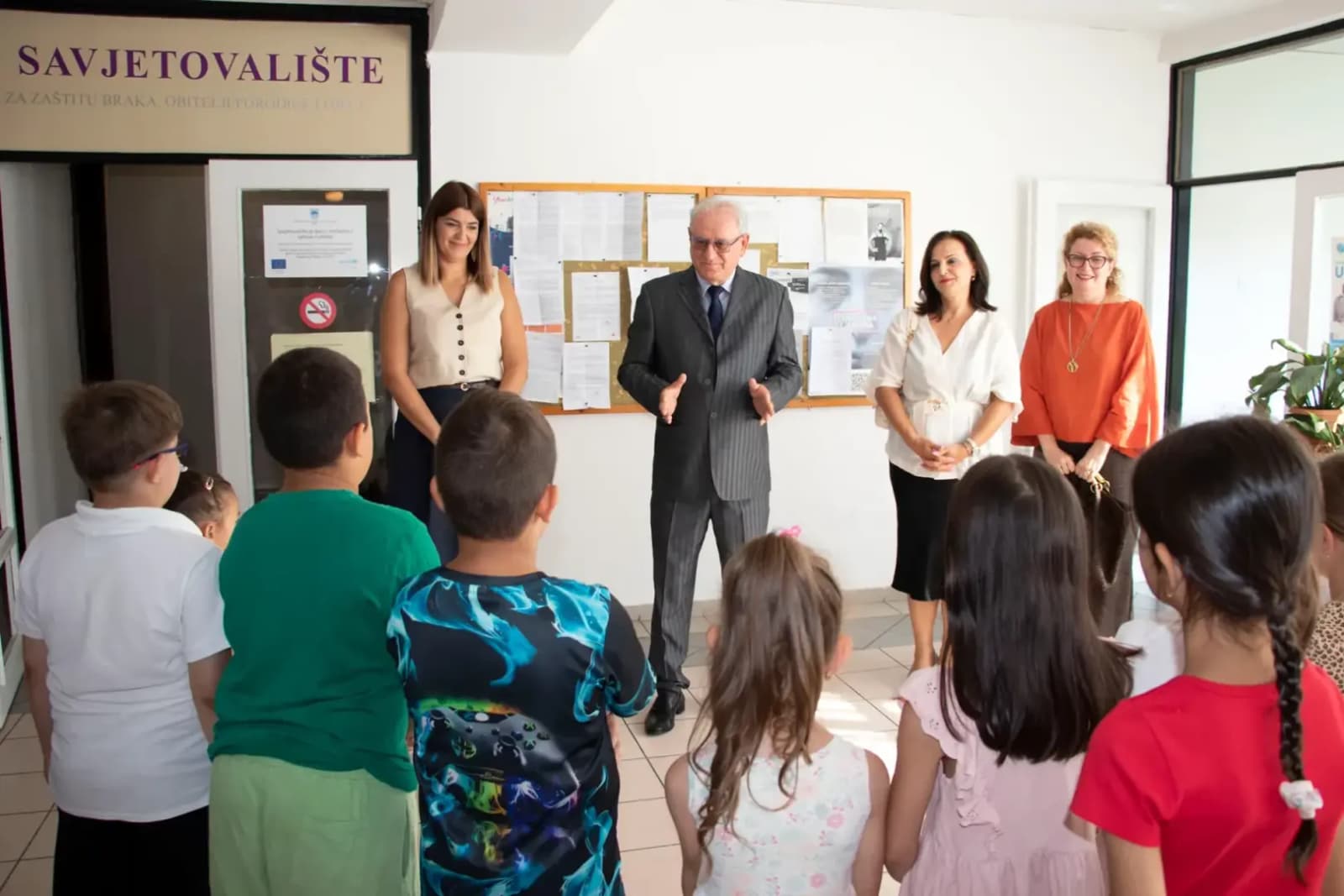 Vlada HNK: Ministar Bevanda predao torbe i školski pribor učenicima iz socijalno ugroženih porodica - slika 1
