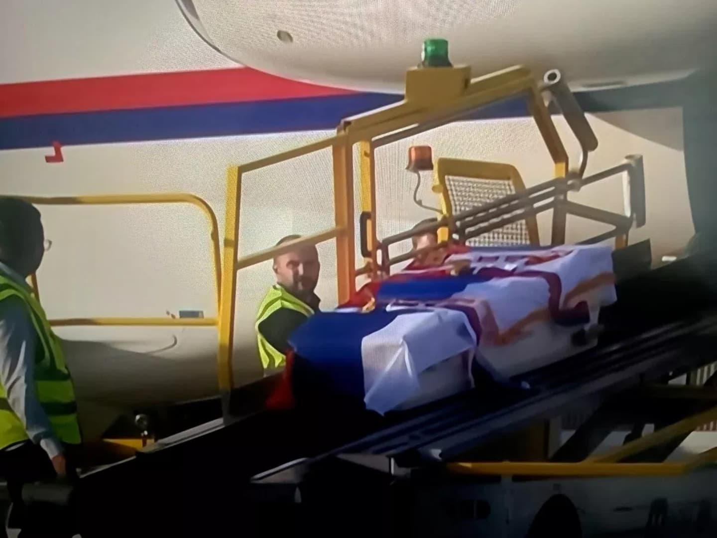 Avionom Vlade Srbije leš ratnog zločinca Mladića sletio u Beograd - slika 1