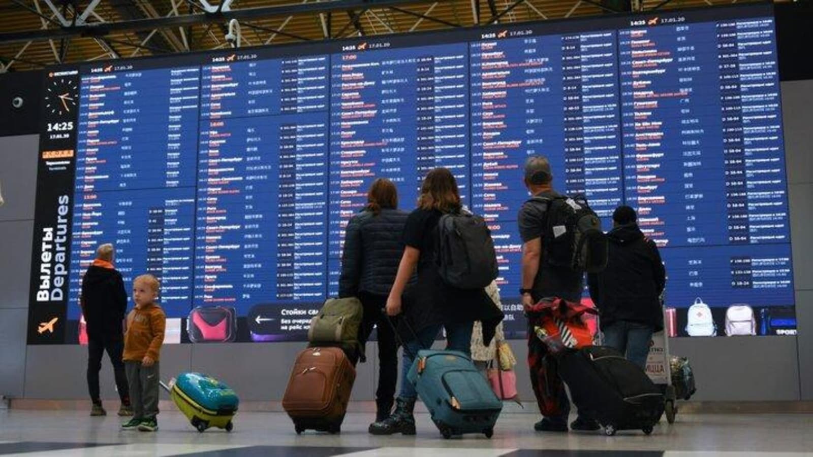 Ukrajinski dronovi ponovo zatvaraju nebo nad Moskvom: Stotine letova kasnile, deseci otkazani - slika 1
