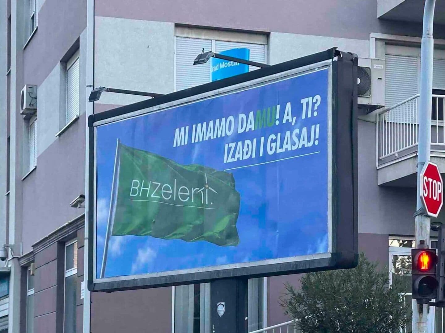 “MI IMAMO DAMU! A TI? IZAĐI I GLASAJ!” Zanimljiv bilbord BH Zelenih u Mostaru - slika 1