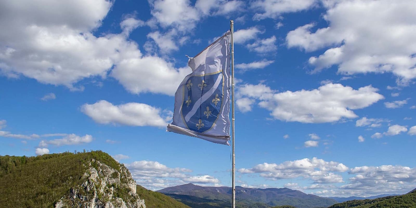 Građani koji se nađu u problemu zbog zastave s ljiljanima imaju pravo na besplatnu pravnu pomoć - slika 1