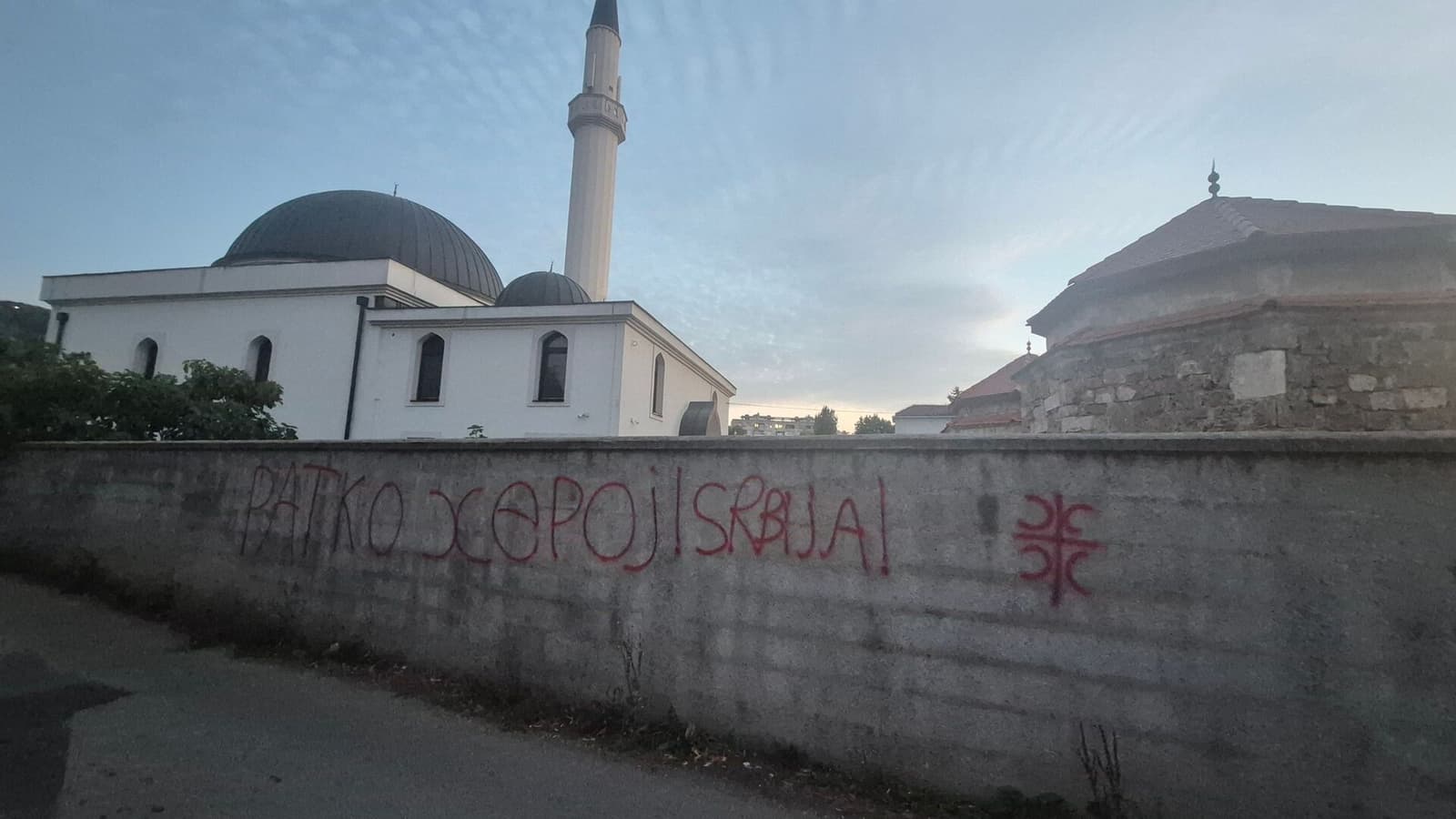 Provokacija u Banjoj Luci: Zid Gazanfer-begove džamije oskrnavljen porukom "Ratko heroj" - slika 1