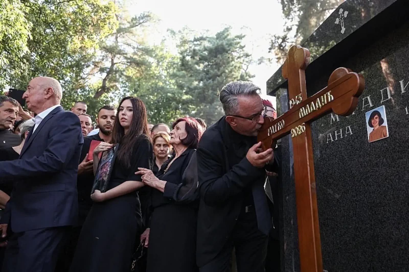 Politico: Sahrana Ratka Mladića razotkrila je jaz između evropskih ambicija Srbije i političke stvarnosti - slika 1