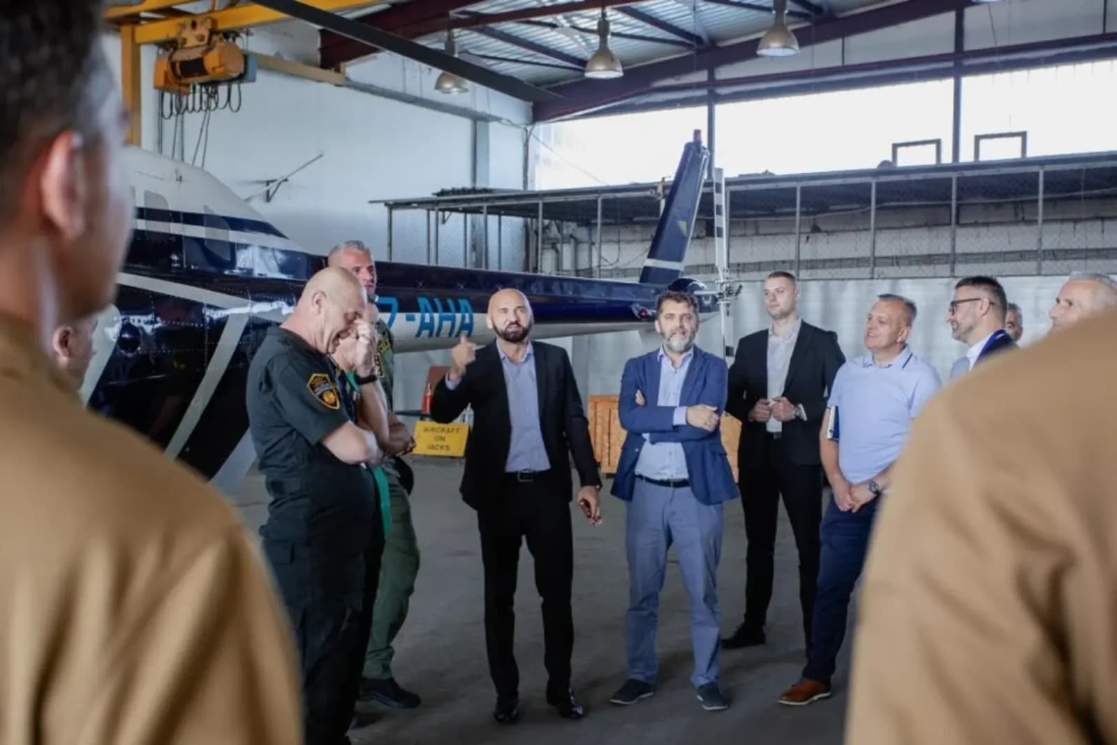 Isak i Katica poziraju uz helikoptere u hangaru, dok Hrvatska šalje kanadere da gase požare u BiH - slika 1