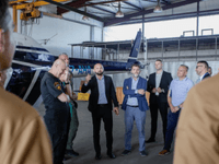 Isak i Katica poziraju uz helikoptere u hangaru, dok Hrvatska šalje kanadere da gase požare u BiH