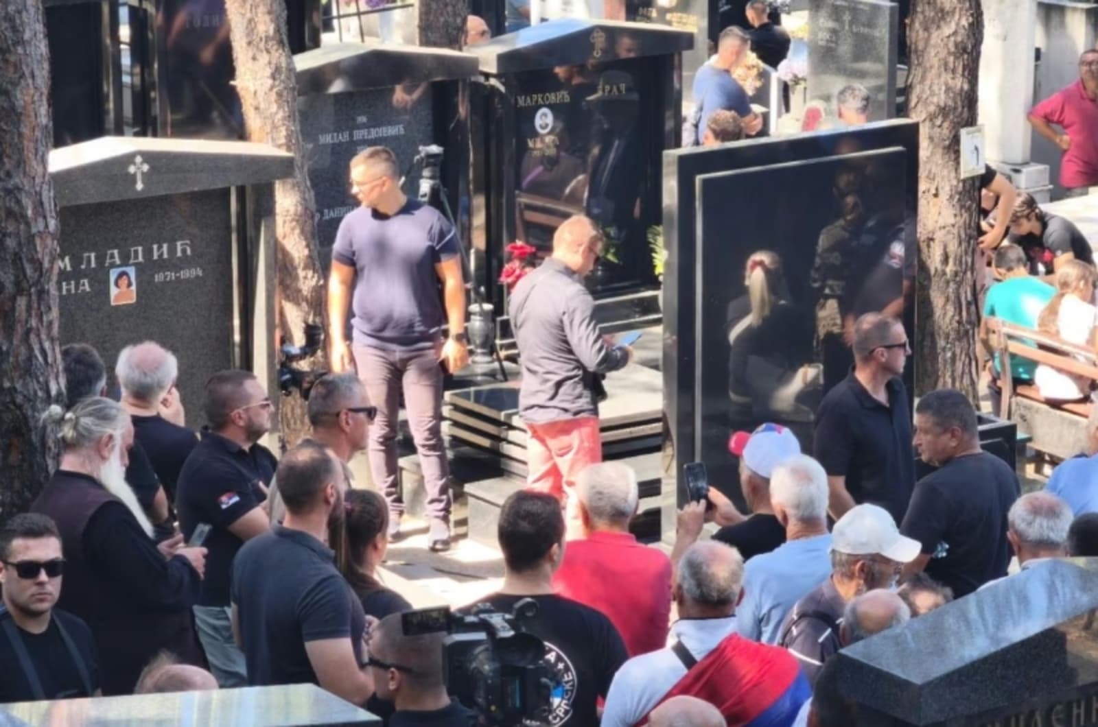 Novinar BIRN-a proveo dane u Beogradu, pratio i sahranu zločinca Mladića: Ovo nije samo propaganda - ovo je ideologija - slika 1