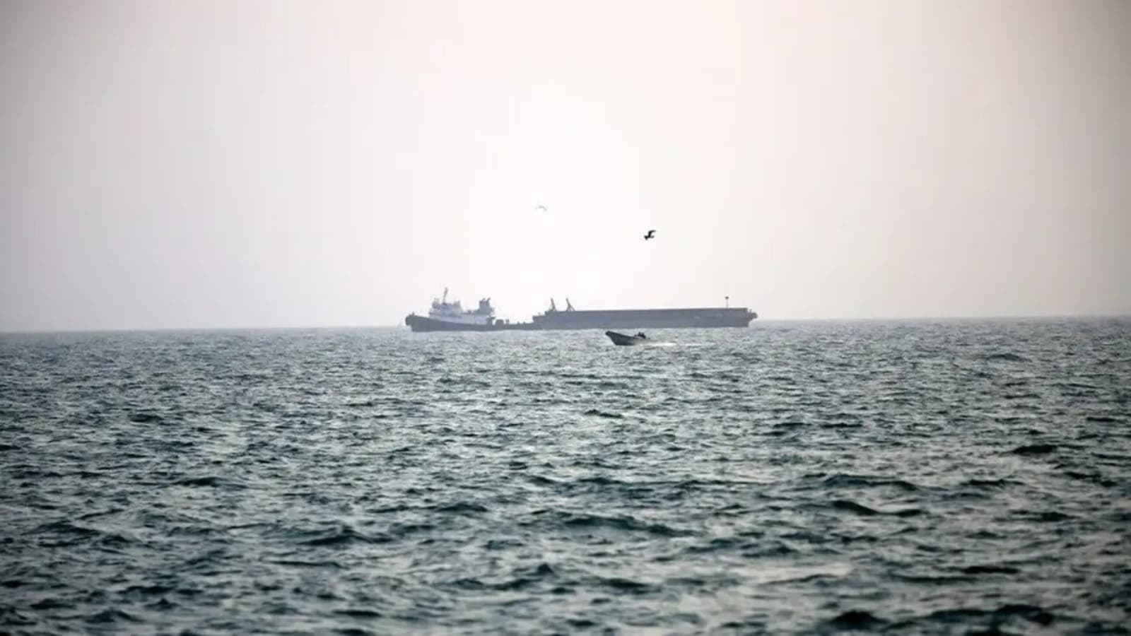 Iran tvrdi da je balističkim raketama pogodio dva američka razarača - slika 1