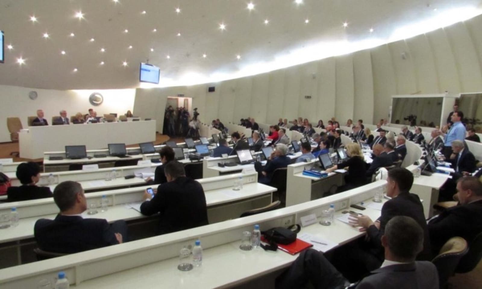 14 zastupnika Parlamenta BiH traži suspenziju specijalnih veza Rs i Srbije, sankcije zvaničnicima i razmatranje prekida pregovora Srbije s EU - slika 1