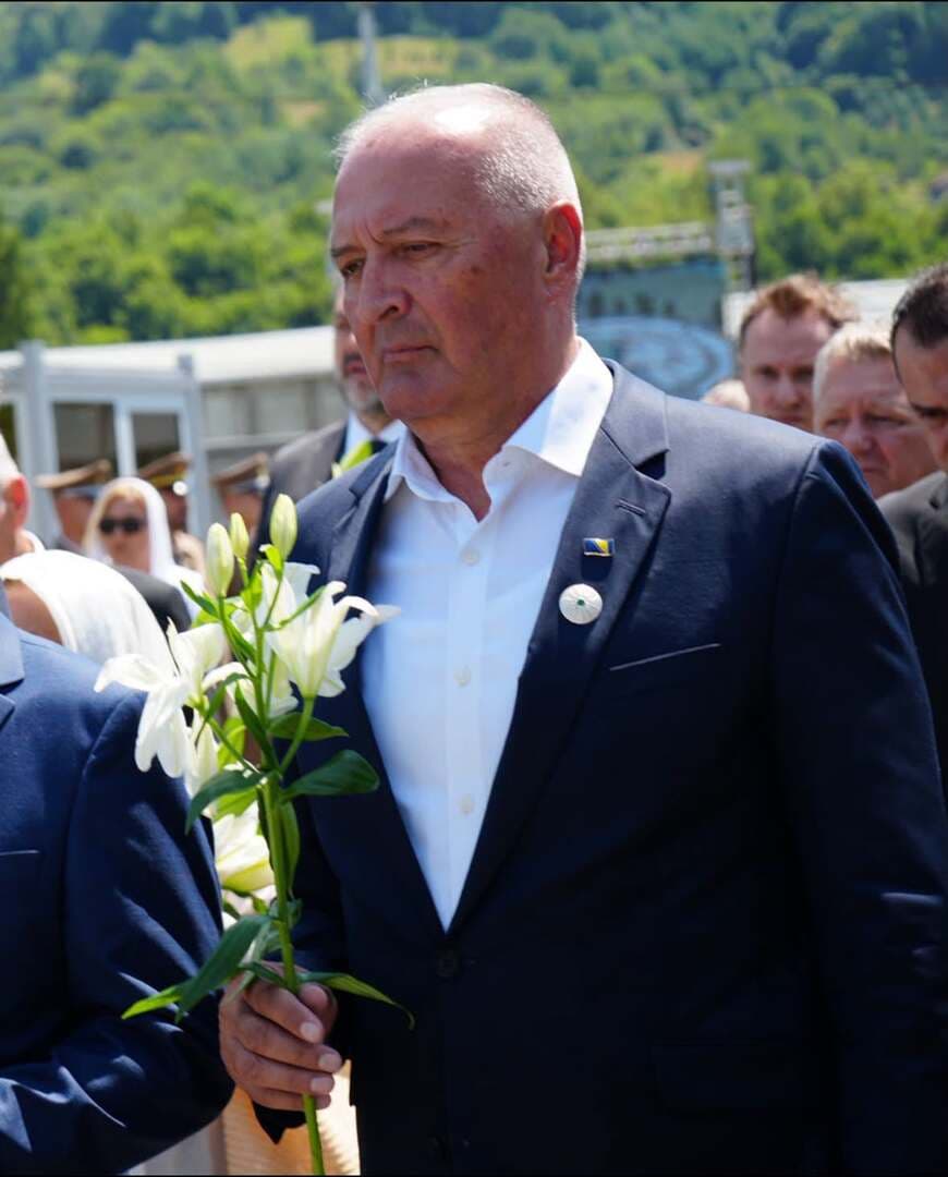 Helez odgovorio na vojne počasti Mladiću: Ataše BiH hitno na konsultacije, vojni odnosi sa Srbijom pod znakom pitanja - slika 1