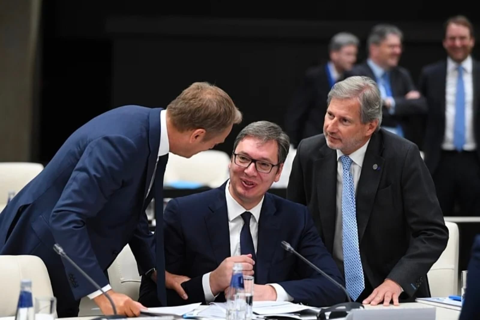 Austrijski Zeleni traže objašnjenje zbog sastanka Hahna i Vučića koji je održan dan prije sahrane zločinca Mladića - slika 1