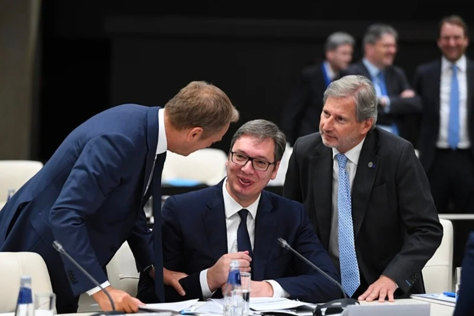 Austrijski Zeleni traže objašnjenje zbog sastanka Hahna i Vučića koji je održan dan prije sahrane zločinca Mladića