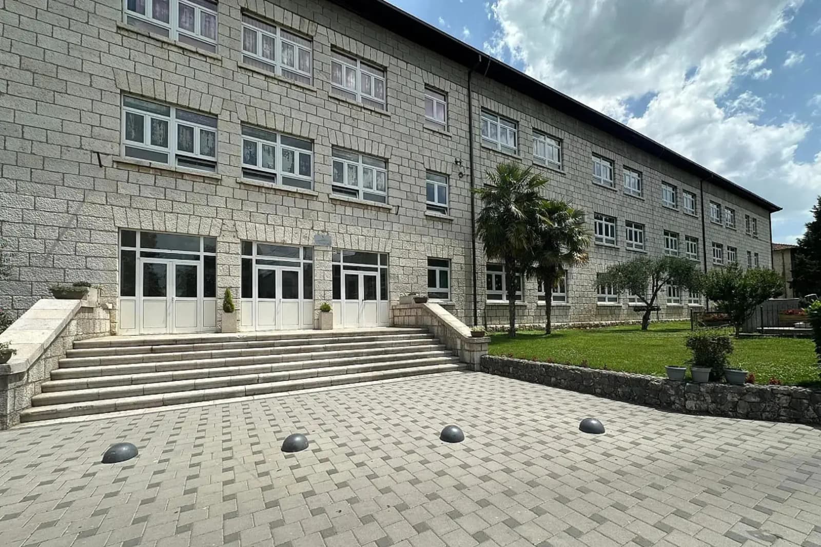Roditelji u Stocu najavili bojkot nastave: Optužuju upravu škole za samovolju i nezakonite odluke - slika 1