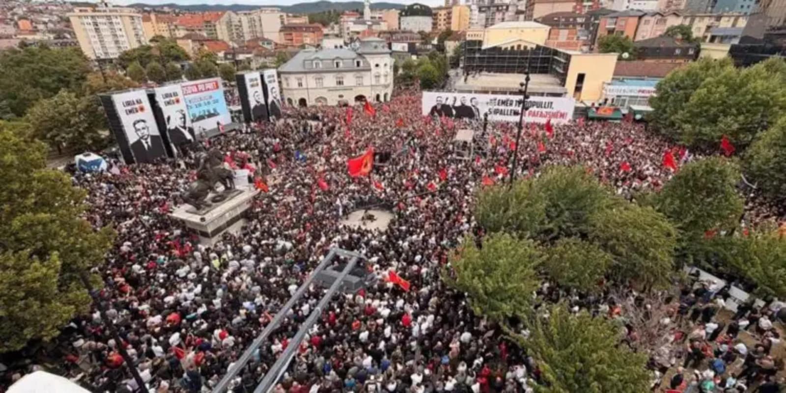 Kosovo pred presudom Thaçiju: Desetine hiljada na ulicama Prištine, poruke stigle iz Tirane, Beograda i Brisela - slika 1