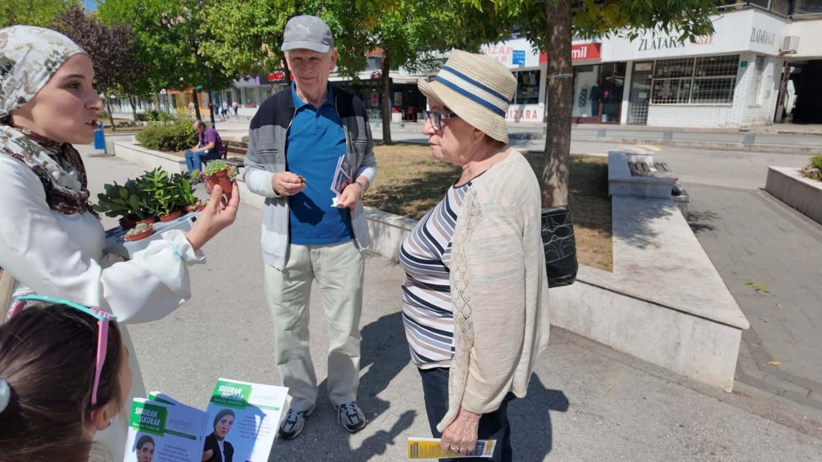 BH ZELENI kampanju preselili na ulice Sarajeva: Umjesto letaka građanima dijelili čuvarkuće - slika 2