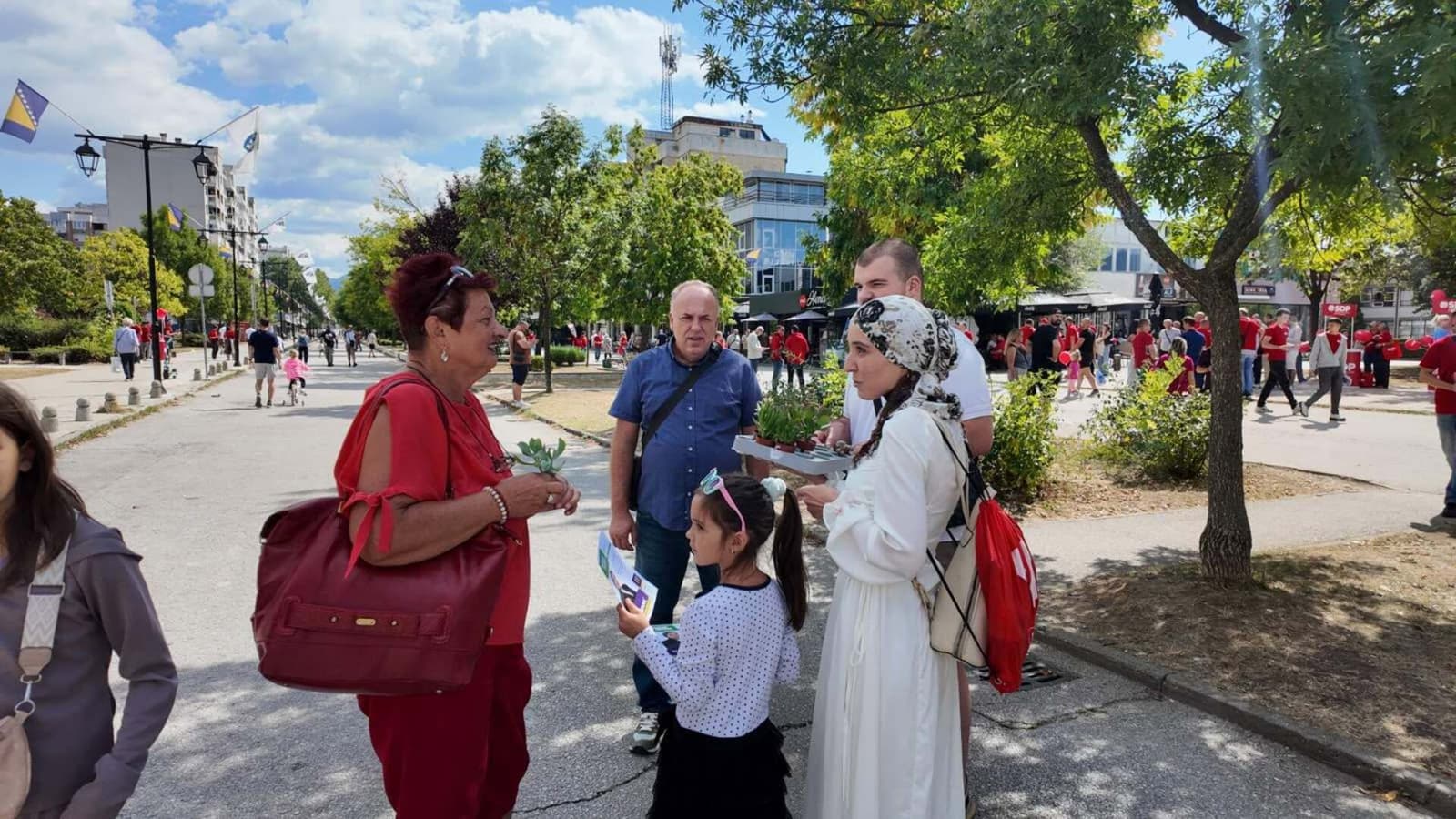 BH ZELENI kampanju preselili na ulice Sarajeva: Umjesto letaka građanima dijelili čuvarkuće - slika 5