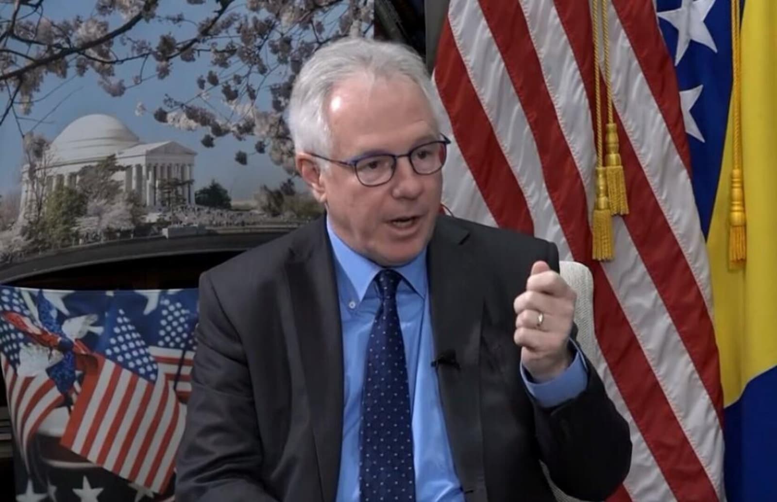 Michael Murphy brutalno raskrinkao Vašington: Sramno izjednačavanje Mladićevih zločina je svesna izdaja istine i politički zaokret Amerike! - slika 1